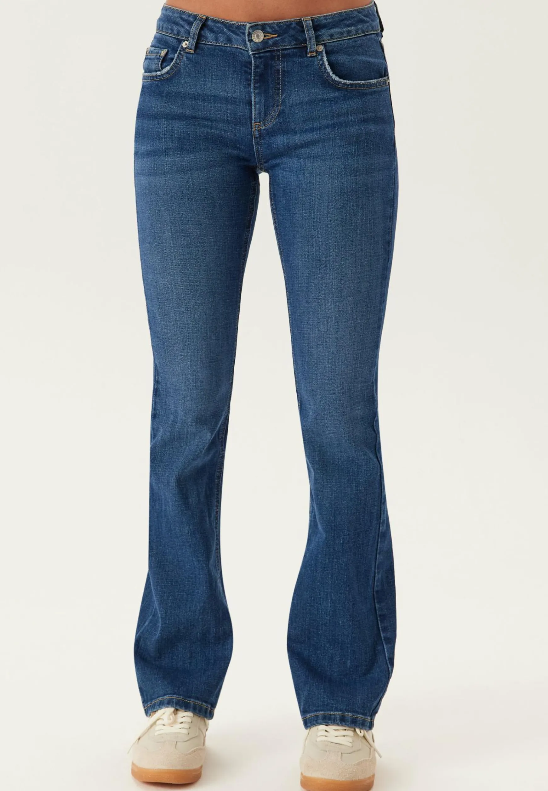 Low Embroidery Pocket Jeans