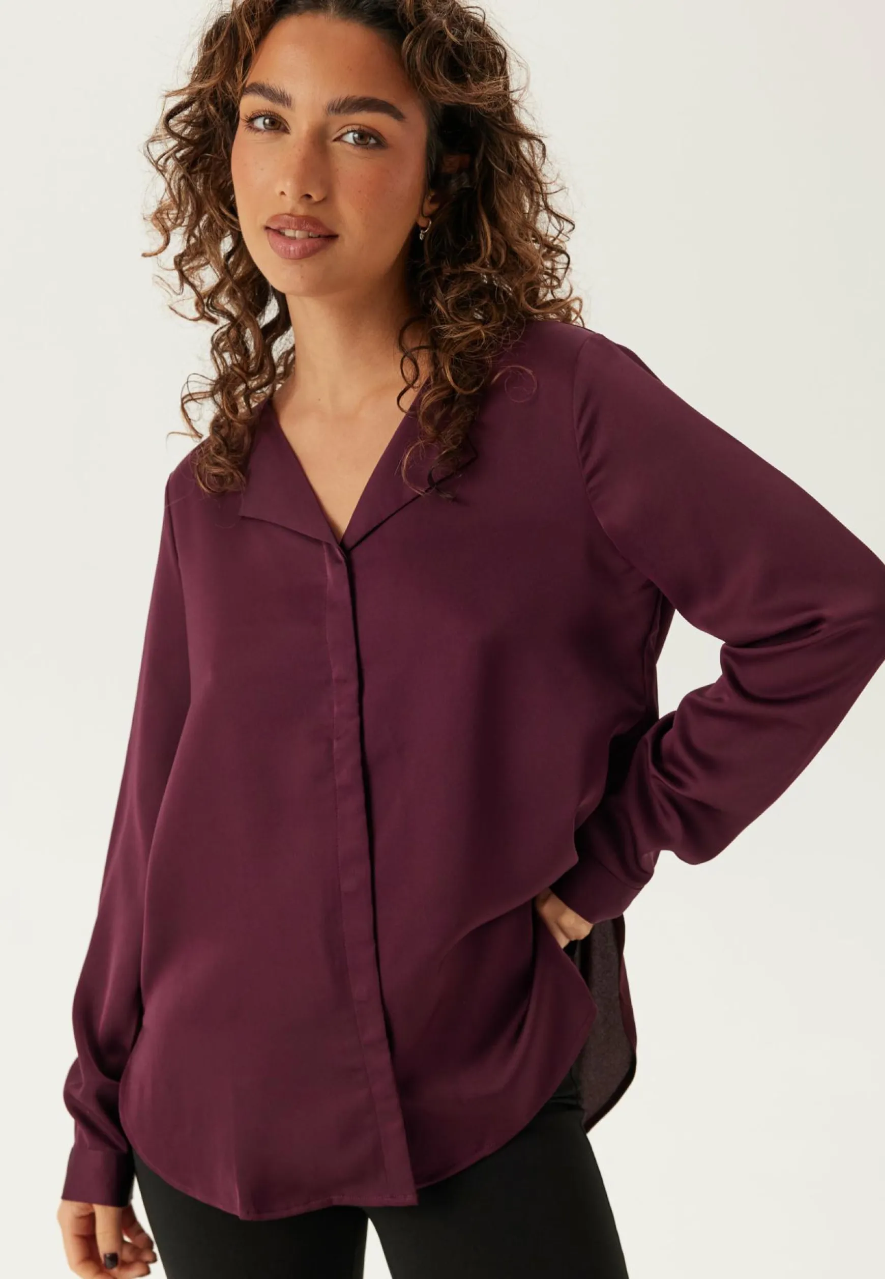 Viellette V-neck L/S Satin Shirt